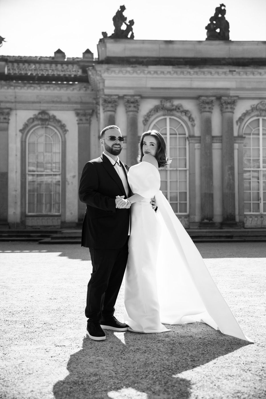 Milena und Ilan vor historischer Schlossfassade